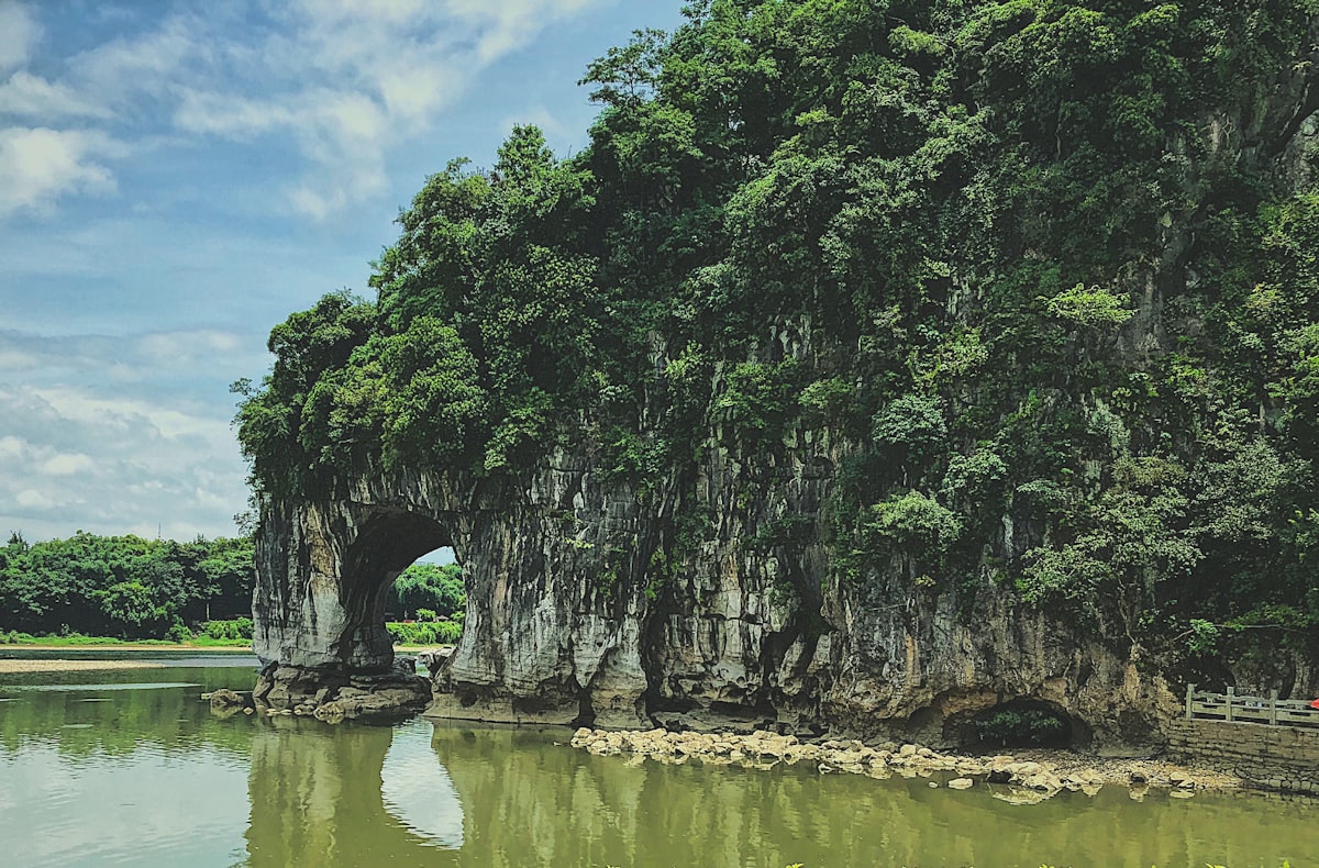 La colline de la Trompe d'éléphant, l'emblème de Guilin, se dresse dans la rivière.