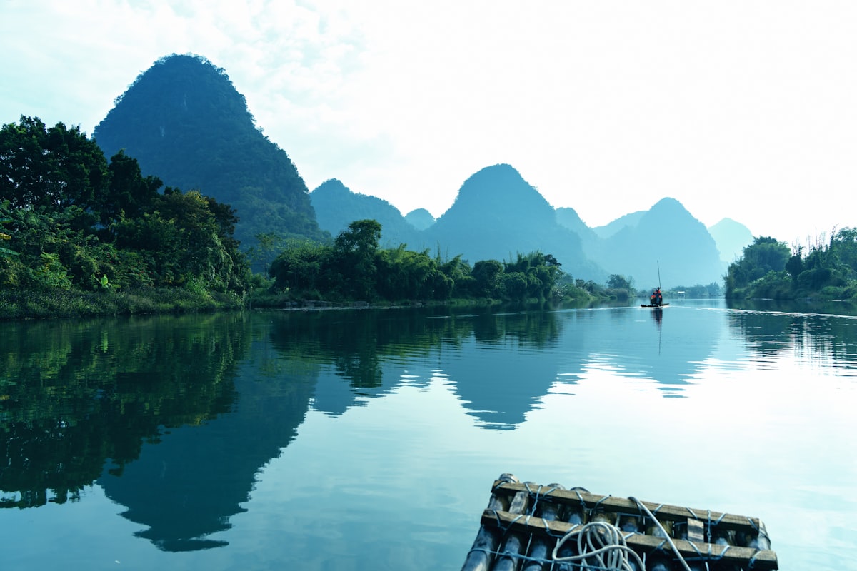 Pics karstiques se reflétant dans les eaux calmes de la rivière Yulong
