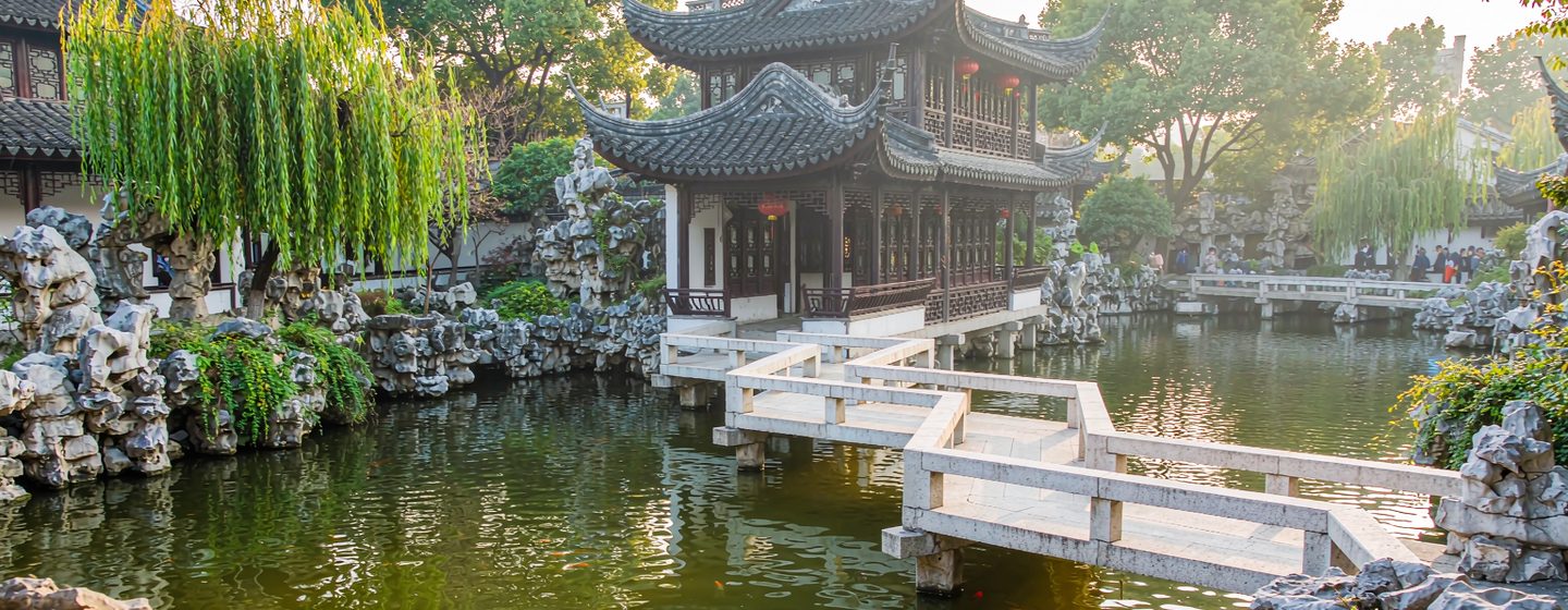 Ein Pavillon und eine Zickzackbrücke über dem Teich im Yu-Garten in Shanghai