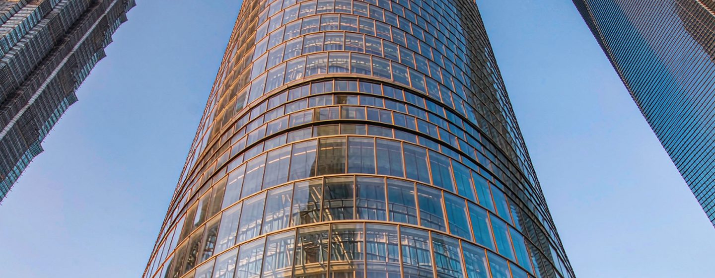 Die gedrehte Glasfassade des Shanghai Tower, vom Straßenniveau aus gesehen.