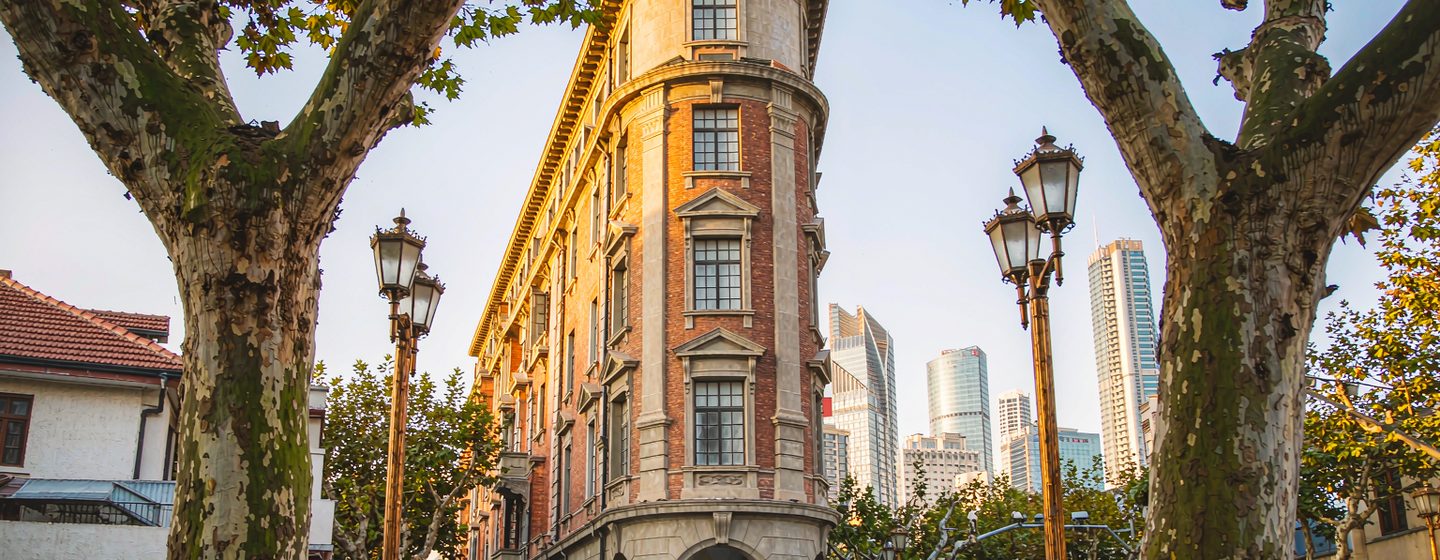 Das keilförmige, von Platanen eingerahmte Wukang Mansion in Shanghai