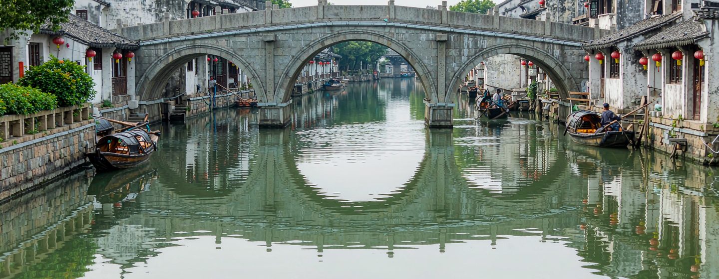 Die Fangsheng-Brücke wölbt sich über den Kanal der Wasserstadt Zhujiajiao.