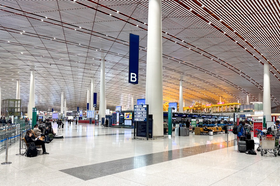 Abflughalle des Terminals 3 des internationalen Flughafens Peking-Hauptstadt, wo ausreisende Reisende ihre Erstattungsanträge vor dem Check-in vom Zoll prüfen lassen.