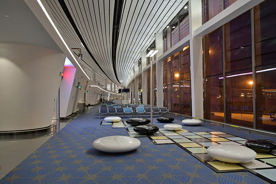 La sala de salidas del Aeropuerto Internacional de Beijing Daxing