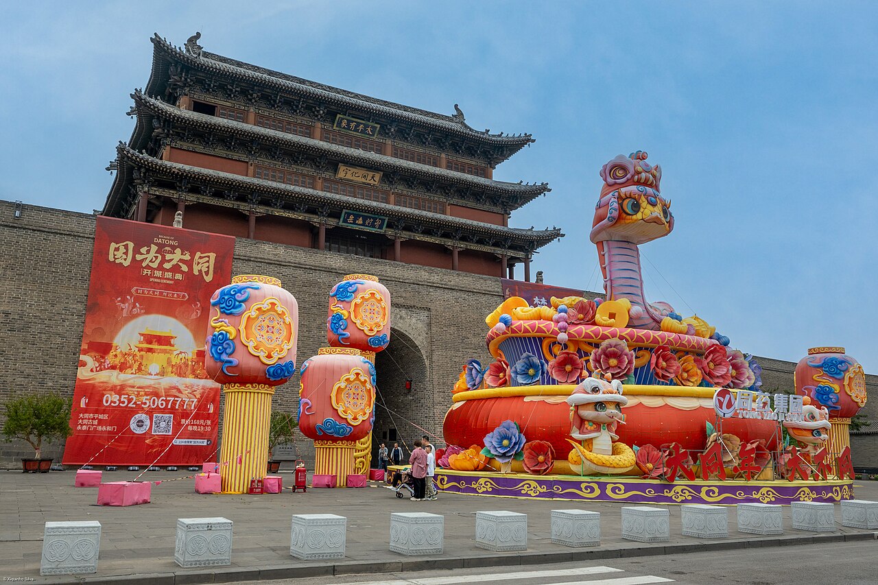 大同城墙城楼高踞节庆街道之上