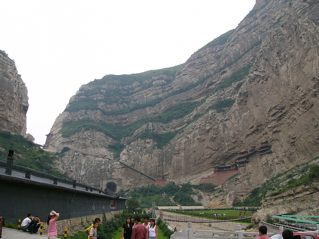 悬空寺依附于恒山峡谷峭壁之上