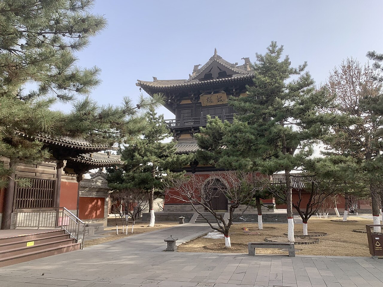 大同古城内华严寺被松树环抱的大殿