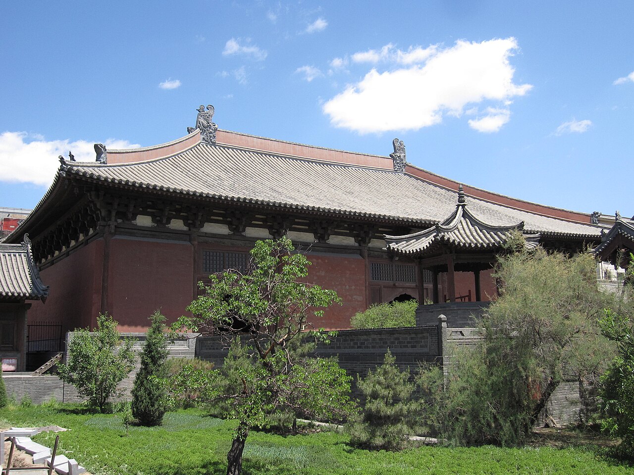 夏日天空下的善化寺金代大雄宝殿