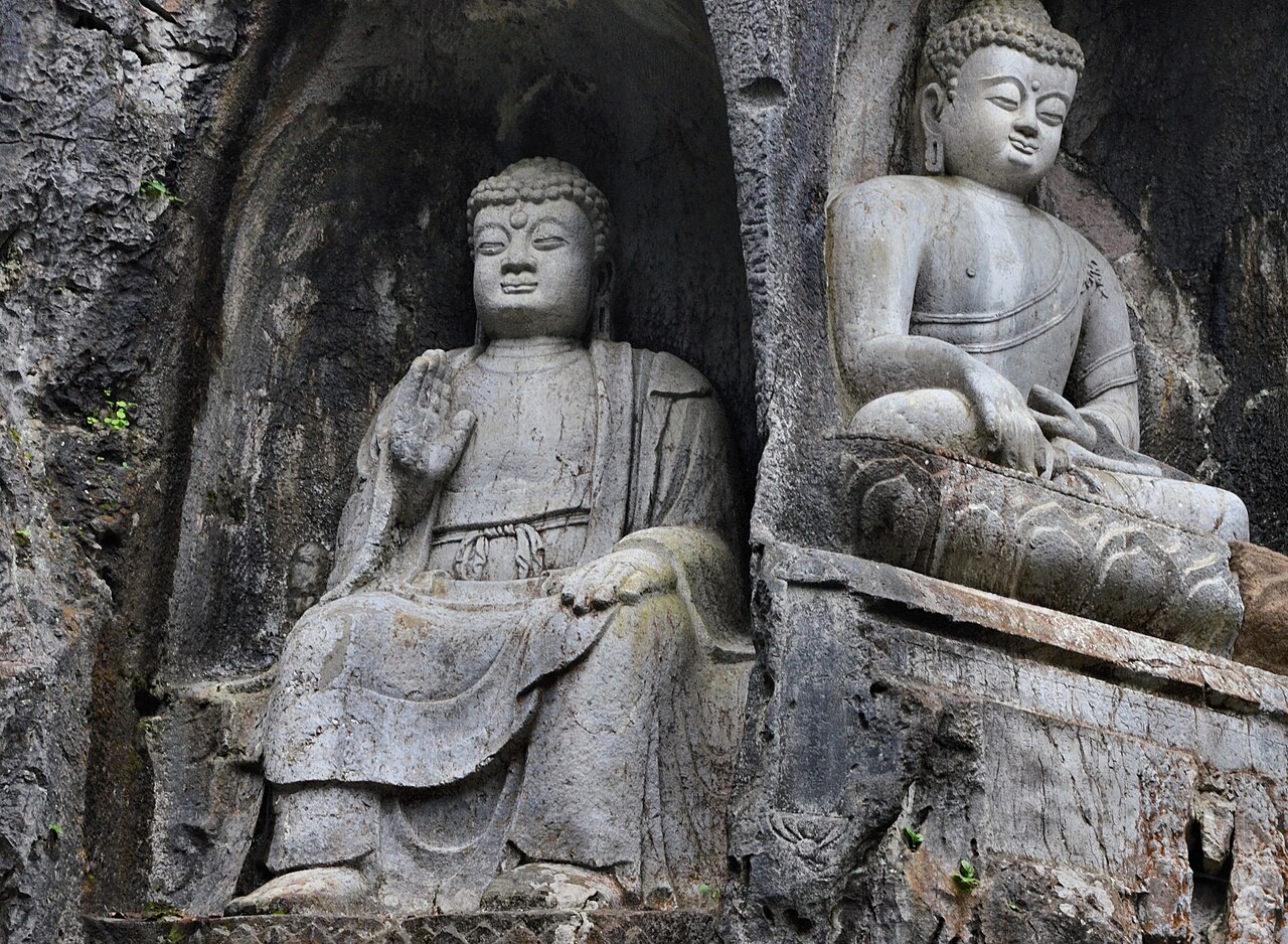 Kuil Lingyin di Hangzhou, dengan tebingnya yang dipenuhi ukiran Buddha