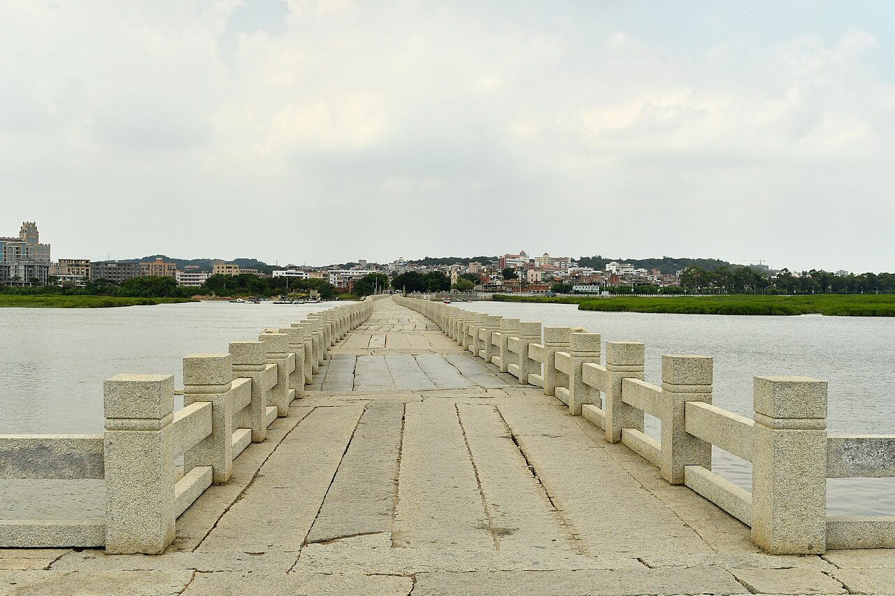 คานหินยาวของสะพานลั่วหยางที่ทอดข้ามปากแม่น้ำ
