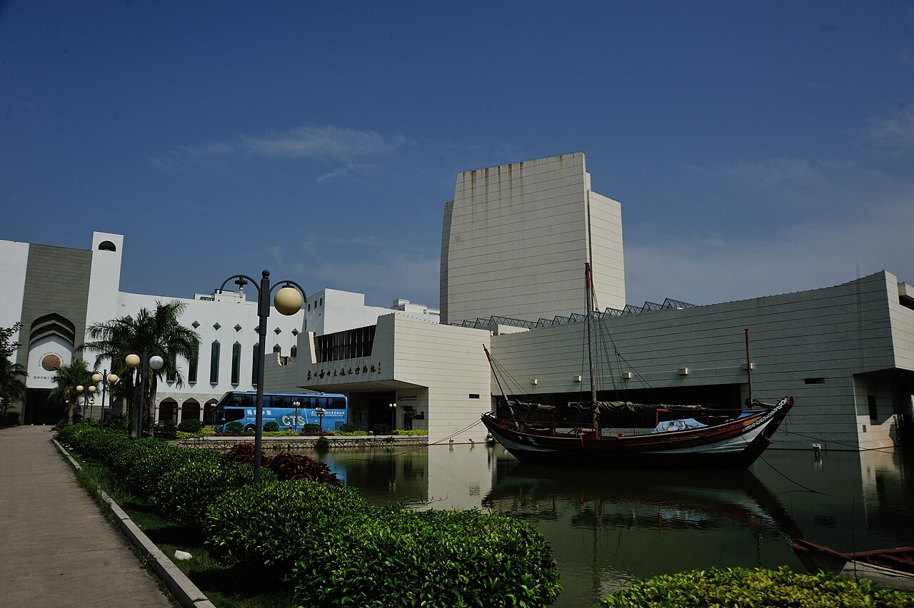 อาคารจัดแสดงสมัยใหม่ของพิพิธภัณฑ์การเดินเรือ พร้อมเรือประวัติศาสตร์ที่จอดอยู่ด้านนอก