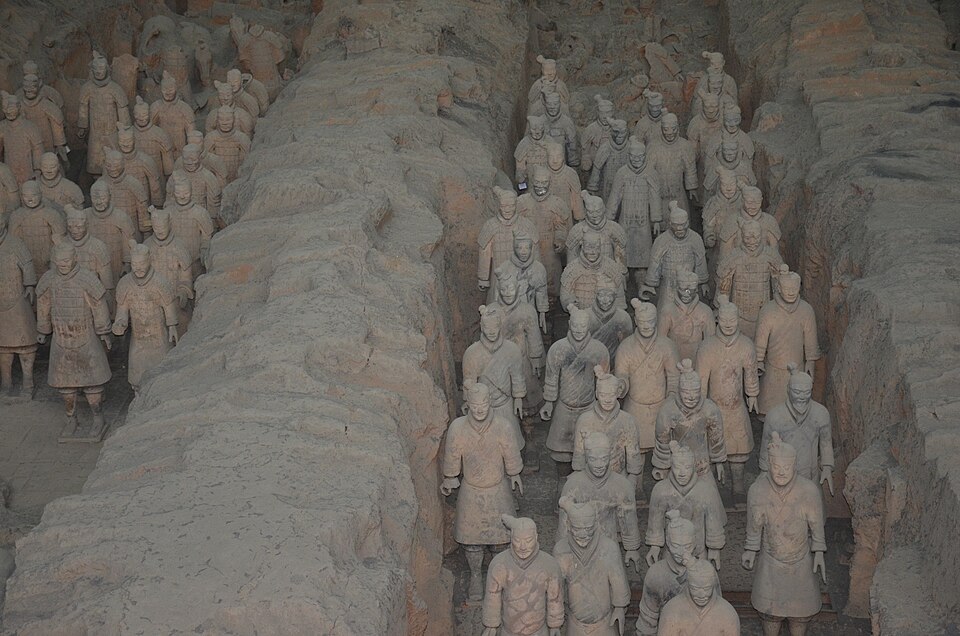 ทหารดินเผายืนเรียงแถวอยู่ในหลุม