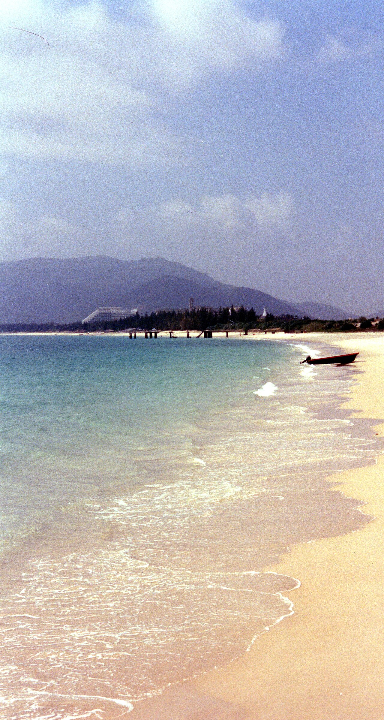 Les plages de sable blanc de Sanya et les eaux turquoise de la mer de Chine méridionale