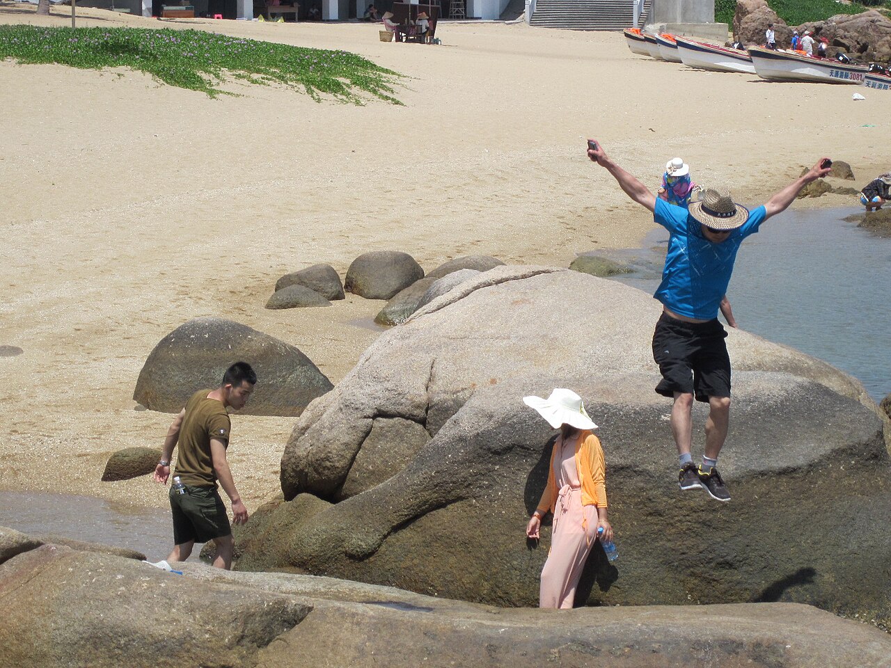 Rochers de granit gravés de caractères à Tianya Haijiao, sur la côte de Sanya