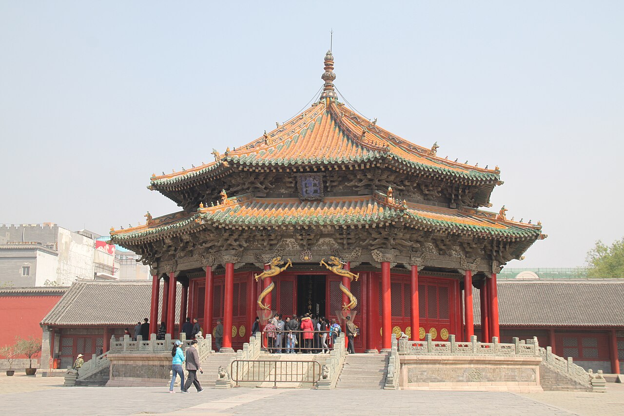 Die achteckige Dazheng-Halle mit goldenem Dach und zwei Drachensäulen – die älteste Thronhalle des Mukden-Palasts.