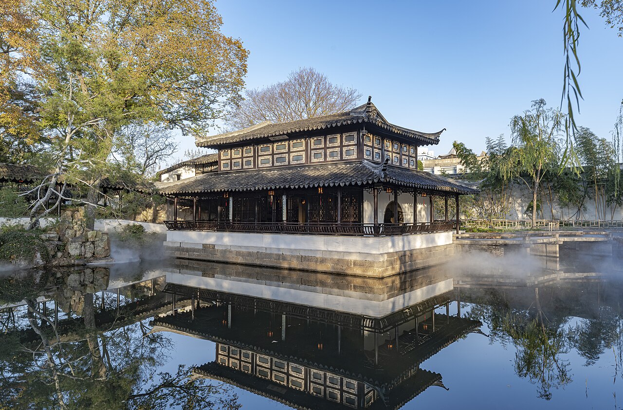 Sebuah astaka di atas air di Taman Pentadbir yang Rendah Hati, Suzhou