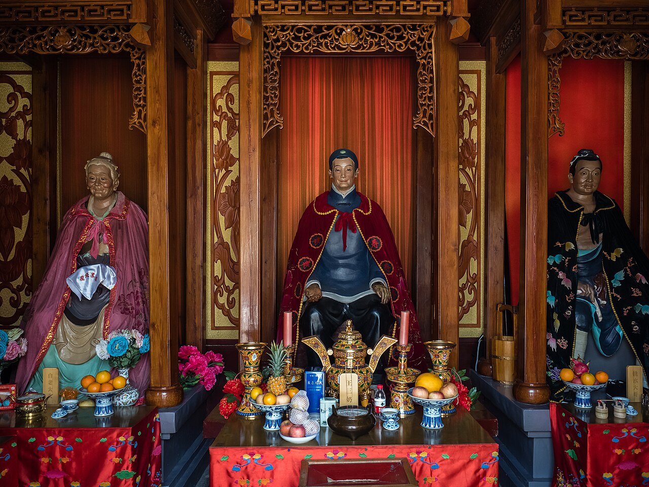 แท่นบูชาของพระราชวังเทียนโหว ประดับรูปปั้นเทพเจ้าที่ลงสีและเครื่องสักการะใต้หลังคาไม้แกะสลัก