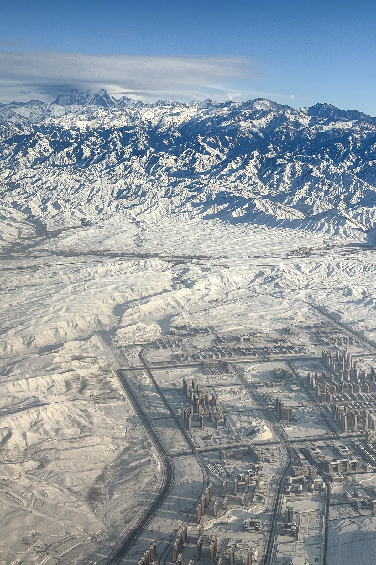 Las crestas nevadas del pico Bogda vistas desde el aire