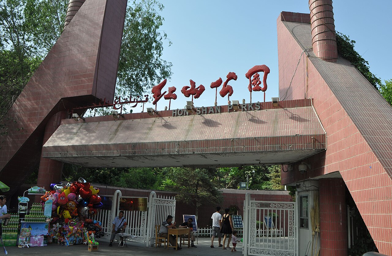 La entrada del Parque Hongshan, en el centro de Urumqi
