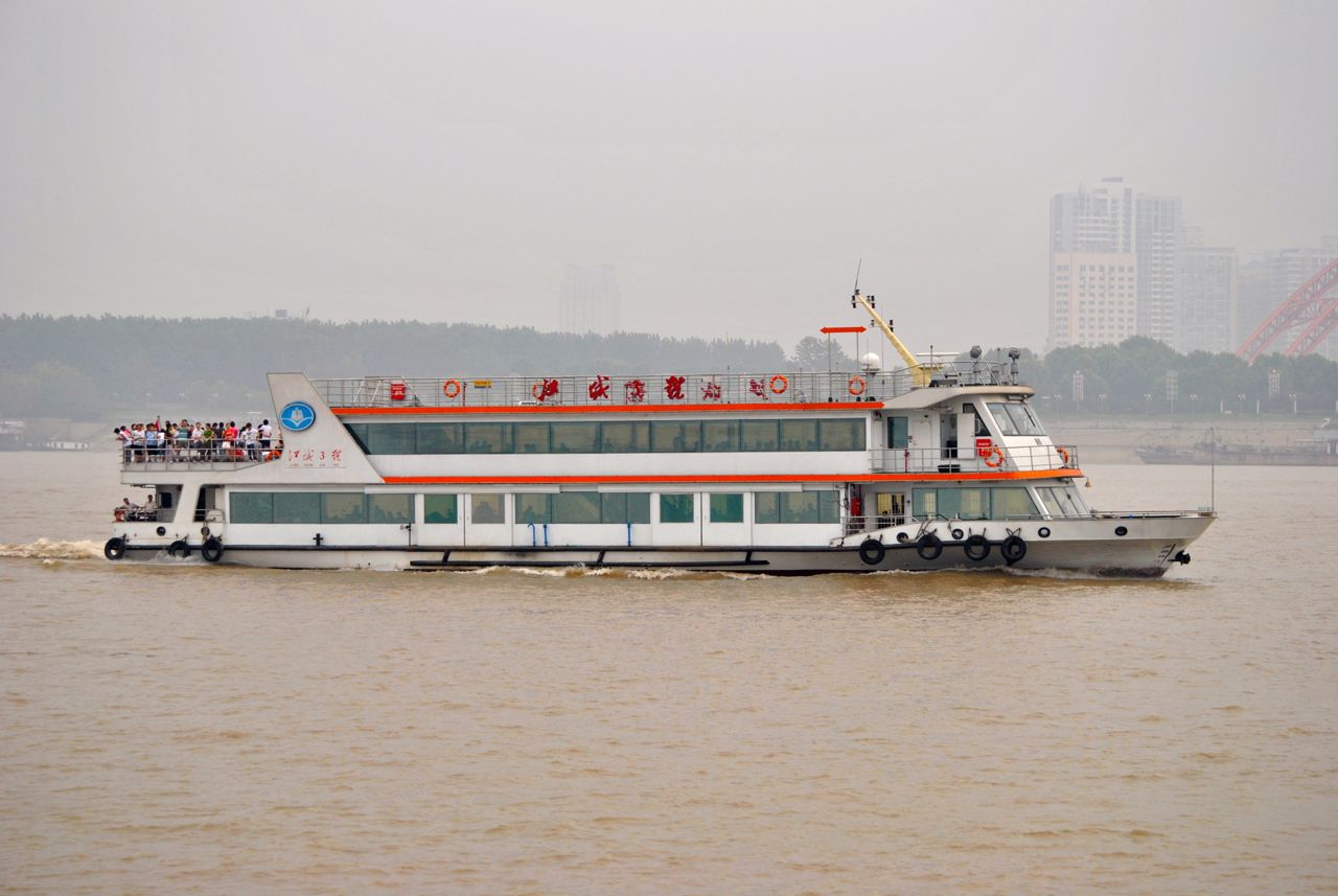 Un ferry de pasajeros en el Yangtsé en Wuhan, el ancho río gris y la orilla lejana detrás