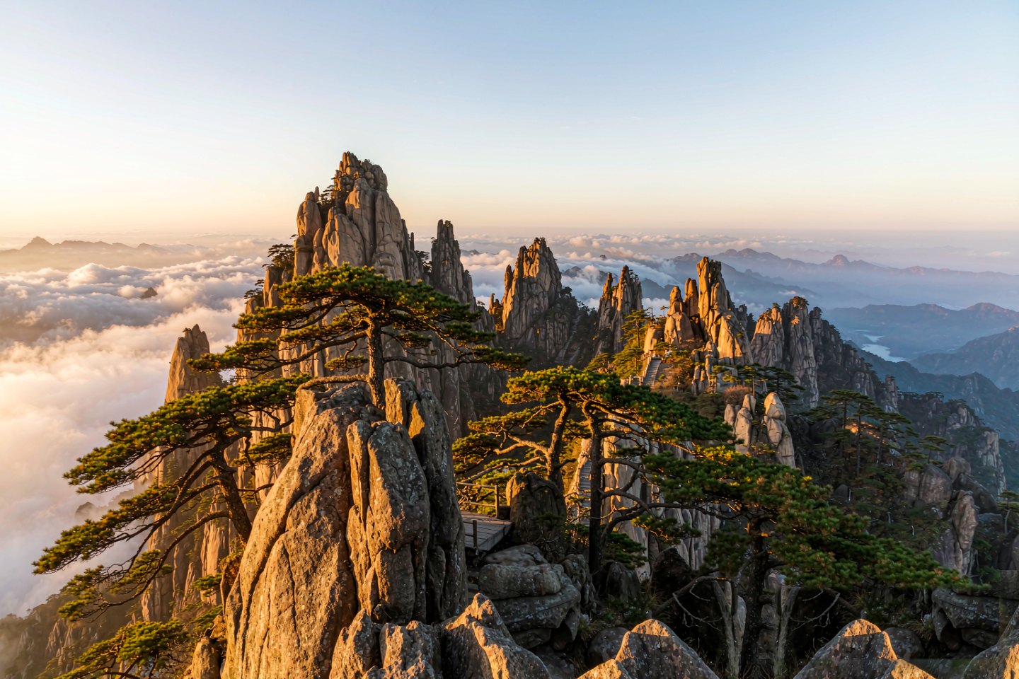 Las cumbres de granito del monte Lao se alzan sobre un mar de nubes al amanecer