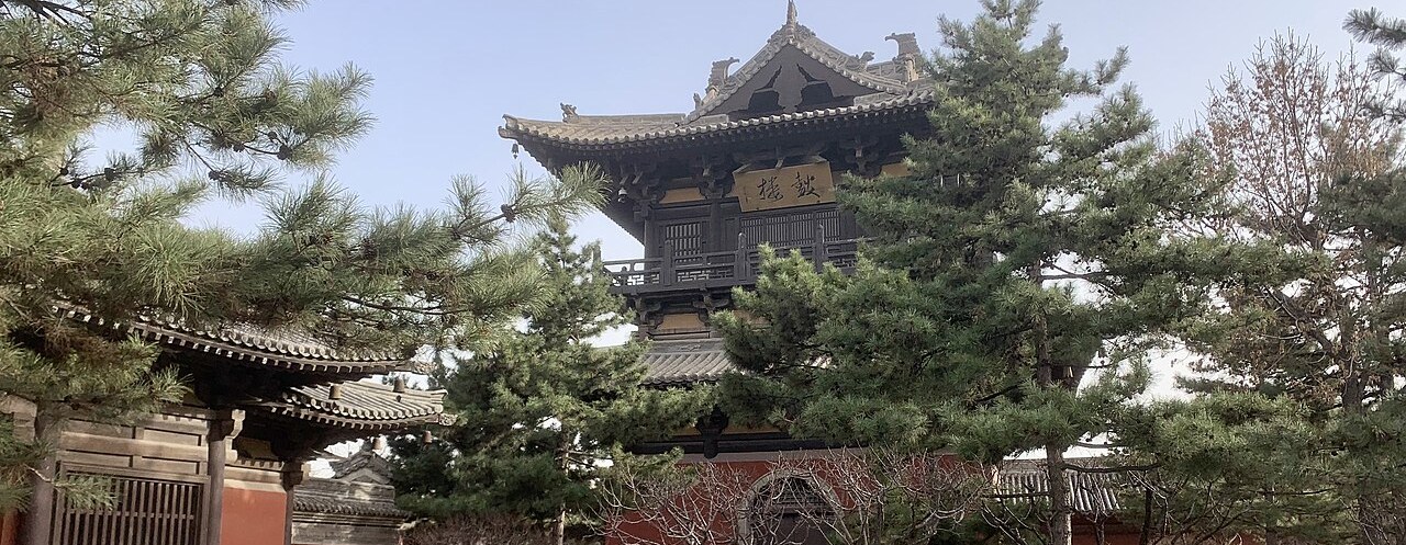 다퉁 구시가지 화엄사의 소나무에 둘러싸인 전각