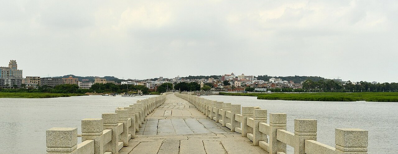 คานหินยาวของสะพานลั่วหยางที่ทอดข้ามปากแม่น้ำ