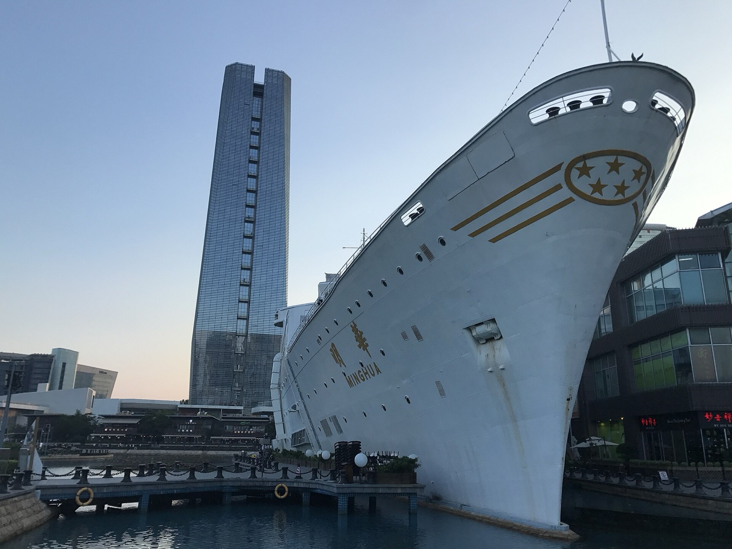 El transatlántico Minghua varado y la torre China Merchants. Foto: そらみみ / CC BY-SA 4.0