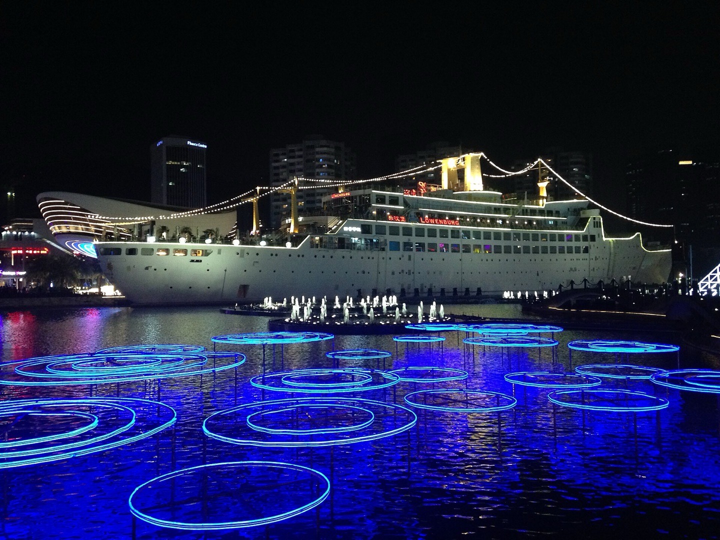 Shekou de noche: la zona de Shenzhen con mayor concentración de residentes extranjeros y una presencia claramente mayor de carteles en inglés. Foto: そらみみ (Soramimi) / CC BY-SA 4.0